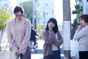 Trả thù mấy mụ nhà đối diện thường xuyên nói xấu bằng cách “cướp ông chồng ả ta”