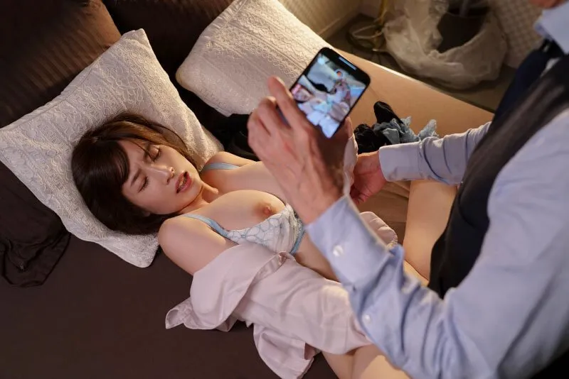 Quản lý chuốc thuốc em thư ký bắt đụ cả đêm khi đi công chuyện xa